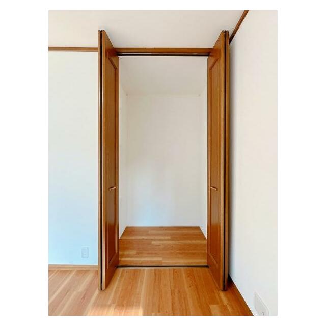 「2階南東側洋室」収納の中の写真です。