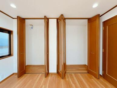 「2階西側洋室」収納の中の写真です。