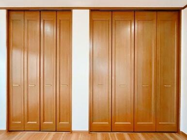 「2階西側洋室」収納がございます。