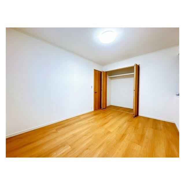 「2階南西側洋室」別角度から見た様子です。