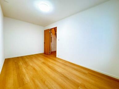 「2階北西側洋室」別角度から見た様子です。