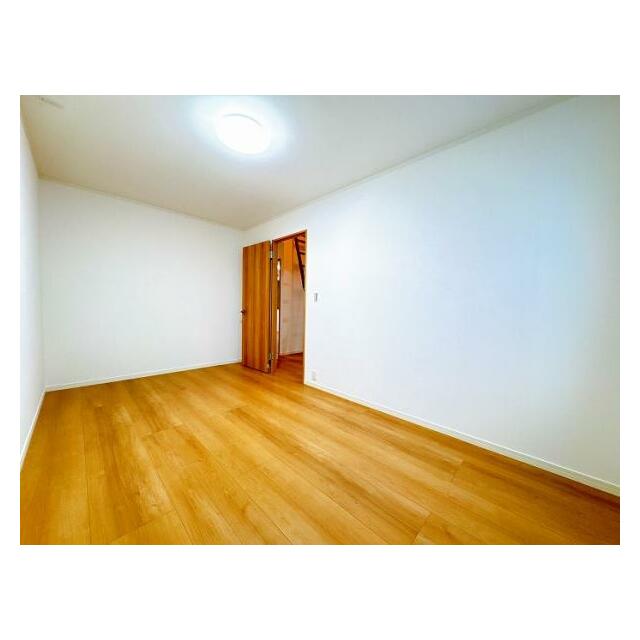 「2階北西側洋室」別角度から見た様子です。