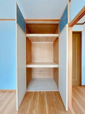 「2階東側洋室」収納の中の写真です。