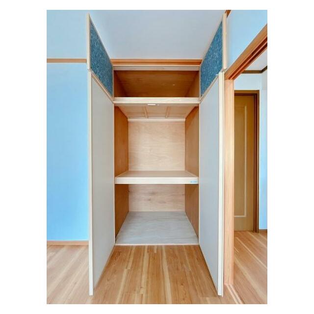 「2階東側洋室」収納の中の写真です。