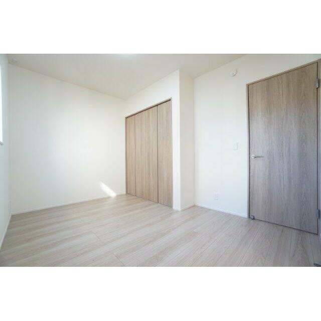 1階5.5帖洋室。小さなお子様を遊ばせる部屋や1階の寝室としても利用できます。※類似の参考画像です。