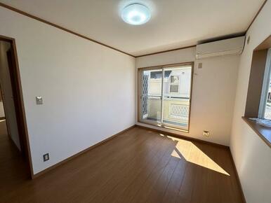 ２階西側洋室　約６帖