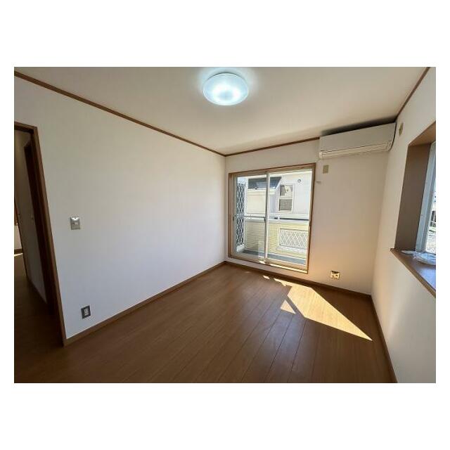 ２階西側洋室　約６帖