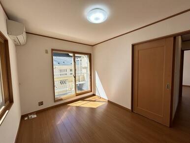 2F 東側洋室 約6帖