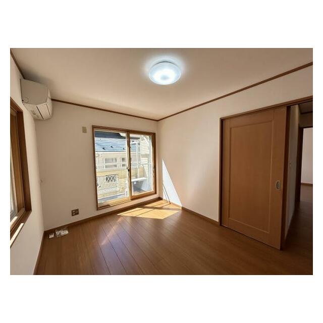 2F 東側洋室 約6帖
