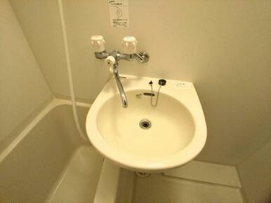 鏡を備え　準備のしやすい洗面台