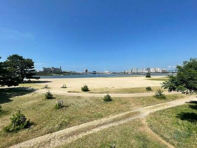 御前浜公園　まで160m。湾内ではウィンドサーフィンなども楽しまれています。
