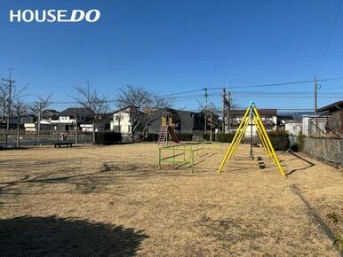 お隣には公園があります