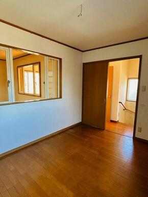 「洋室」東側約6帖洋室吹き抜けからリビングの様子が見えます。