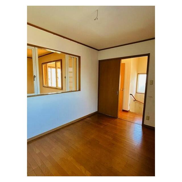 「洋室」東側約6帖洋室吹き抜けからリビングの様子が見えます。