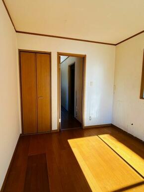 「洋室」2階南側約6帖洋室の様子です。