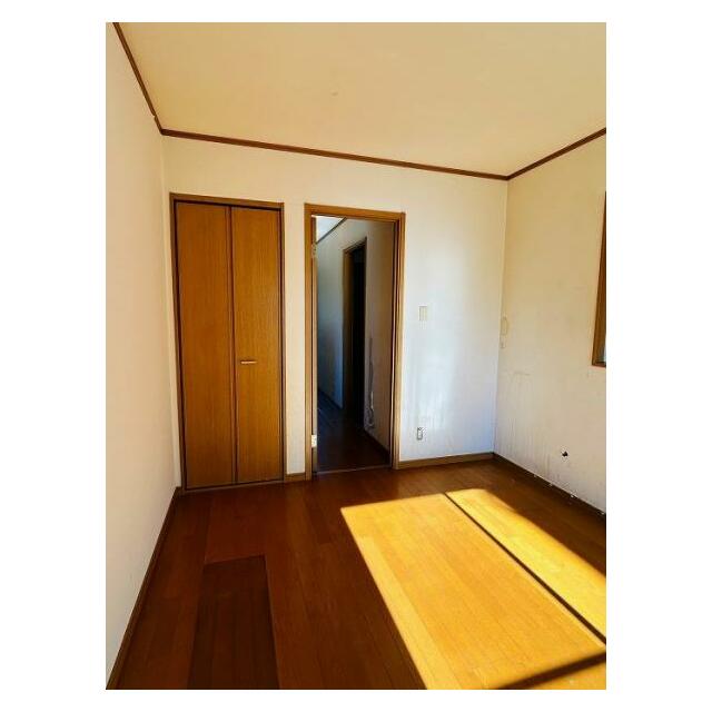 「洋室」2階南側約6帖洋室の様子です。