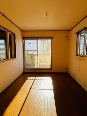 「洋室」南側約6帖洋室日当たり良好です。