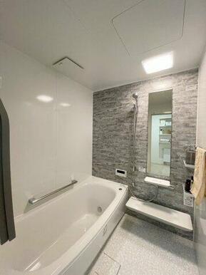 日々の疲れを癒すバスルームは、お掃除がしやすい上に節水につながるTOTOサザナを採用。