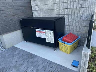 敷地内ゴミ捨て場有。