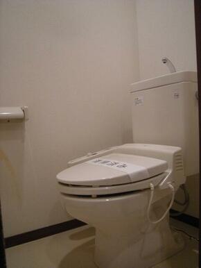 【トイレ】多機能便座付のトイレです！冬は暖かく利用できますね☆