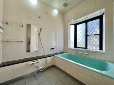 1F　浴室　窓があり換気の出来る浴室です！