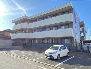 敷地内駐車場、別途契約月額８，８００円（税込）※空き要確認※