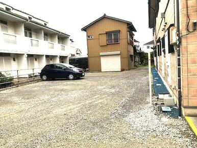 きれいに整地された駐車場（令和６年８月工事完了済）