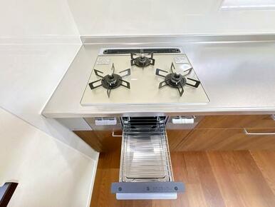 「キッチン」3口ガスコンロ、グリル付き