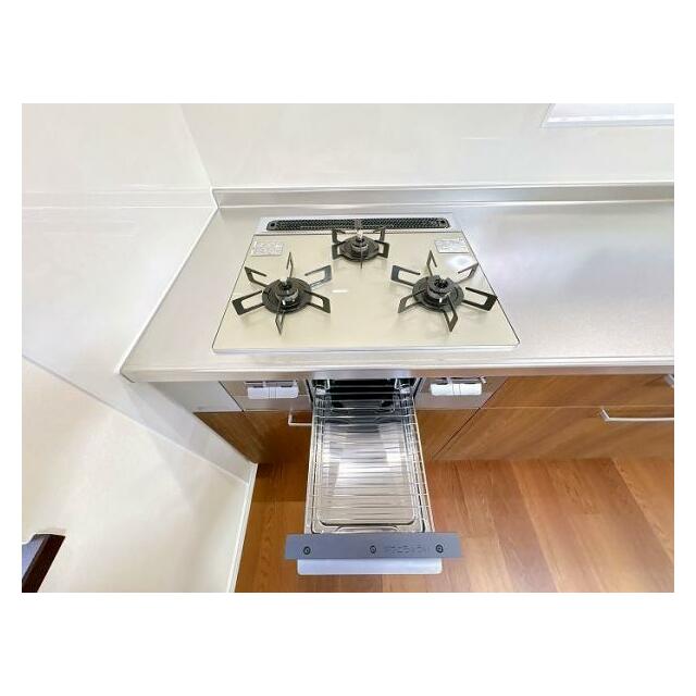 「キッチン」3口ガスコンロ、グリル付き