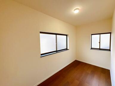 「サービスルーム」約4帖のスペースがございます