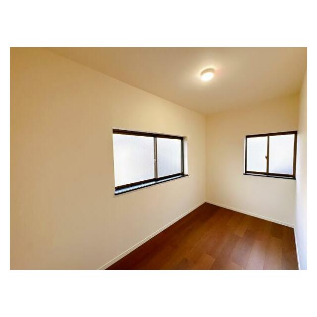 「サービスルーム」約4帖のスペースがございます