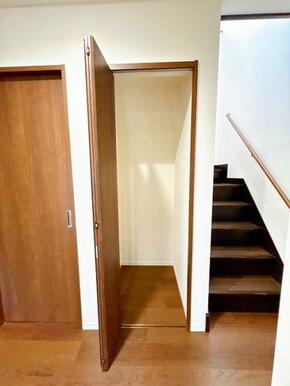 「収納」階段下にも収納がございます