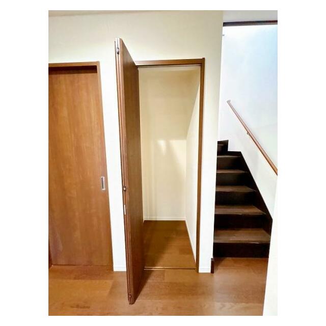 「収納」階段下にも収納がございます