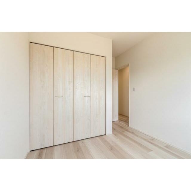 ２階洋室（５帖）です。ナチュラルテイストの内装で、家具やインテリアを選ばずどんなお部屋にもできます。