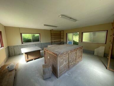付属建物内装　 四面採光で明るい、土間仕上げの正方形空間。作業台付きで、工房や趣味のガレージに即活用