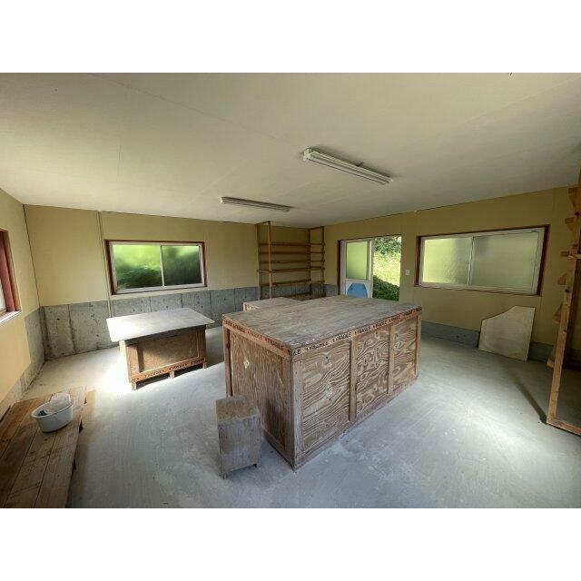 付属建物内装　 四面採光で明るい、土間仕上げの正方形空間。作業台付きで、工房や趣味のガレージに即活用