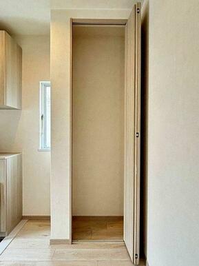 「収納」生活に便利な１階廊下の収納がございます。