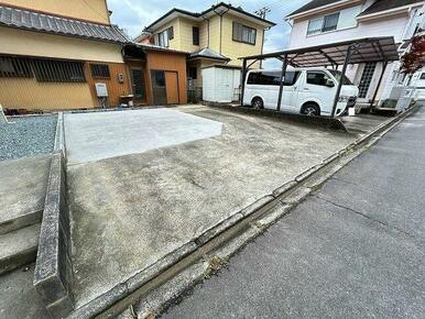 「駐車場」拡張工事を行い、並列２台で駐車可能です。