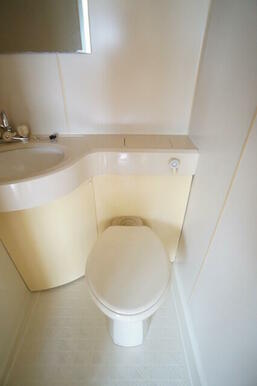 白を基調とした空間で清潔感のあるトイレです♪