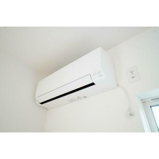 リビングにエアコン1台設置済みです。※類似物件の参考画像です。