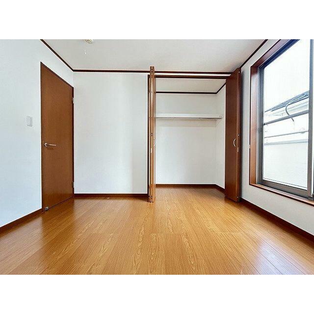 階洋室真ん中　収納スペース
