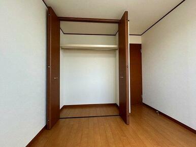「約４．５帖＿２階洋室」うれしい大きな収納付きの部屋です。