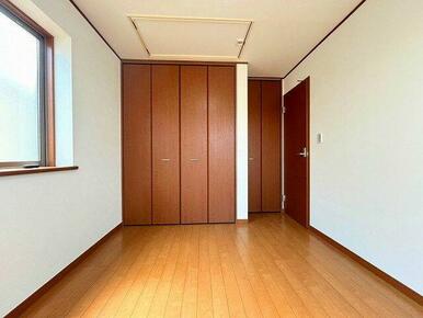 「約５．５帖＿２階洋室」統一感のある色味で落ち着いた空間です。