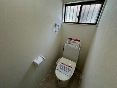 トイレは新品交換とＣＦ交換やクロス張替えをおこないました
