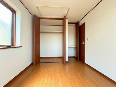 「約５．５帖＿２階洋室」うれしいククローゼット付きの部屋です。