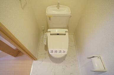 【トイレ】人気の洗浄機能付。スペース上部は棚が設置され、トイレットペーパーをはじめ小物類の収納に重宝