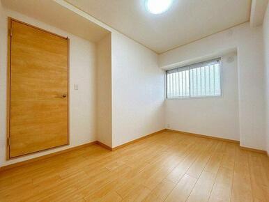 「東側洋室」約７帖のお部屋です。
