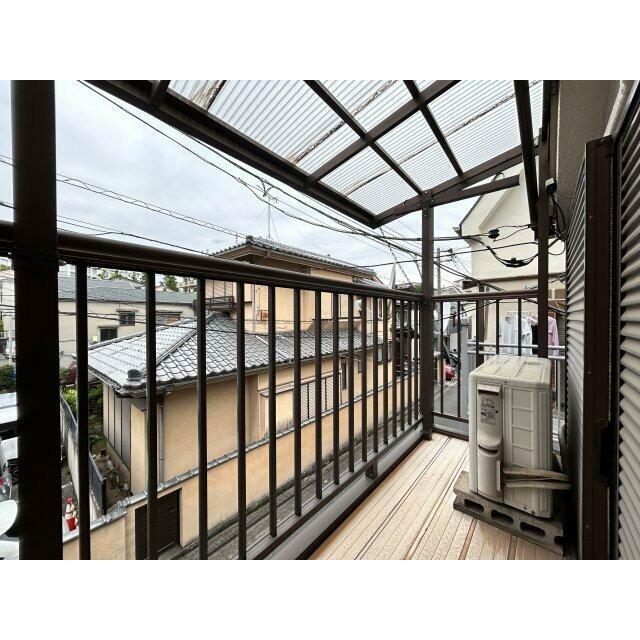 ゆったりとしたバルコニーは洗濯物もばっちり干せ、快適に過ごす空間の一つでもあります。
