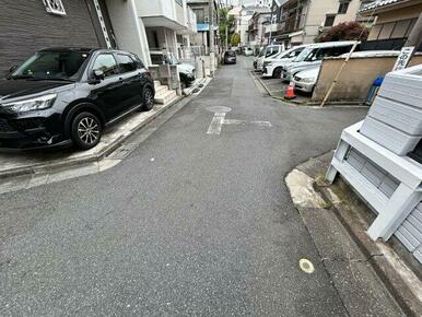 前面道路含む現地写真です