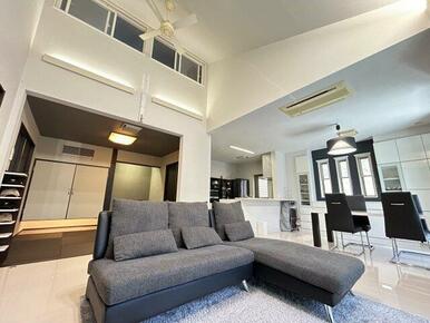 三次元的に広がる洗練された上質空間。調光も自在で心地よいリラックス時間を。